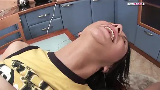 Brunet kız arkadaş arkadaşının büyük yarağını amında hissetmek istiyor