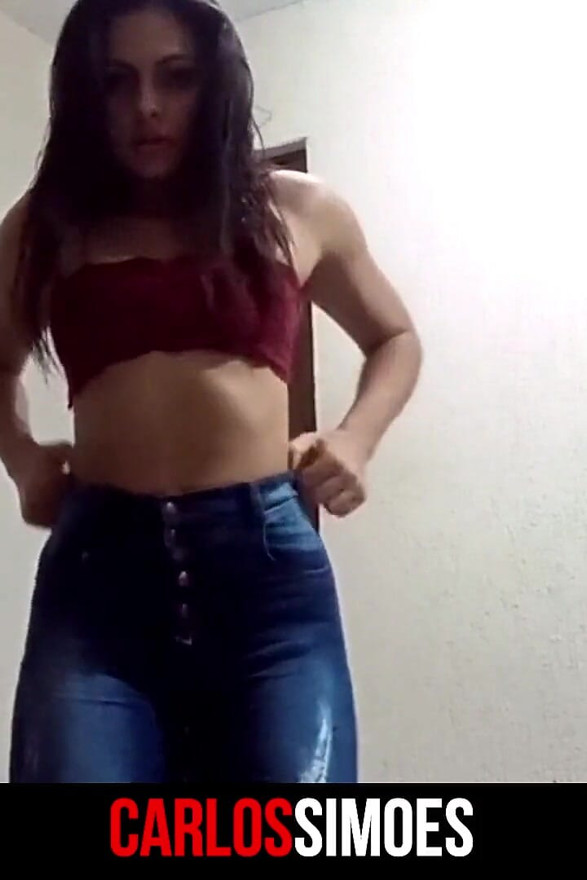 בחורה לוהטת מנענעת את התחת שלה סקסי