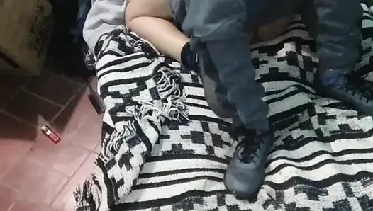 Montanolu kız yerdeki yatakla giyiniyor
