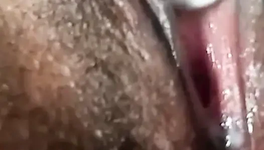 Mallu teen solo spielt mit muschi