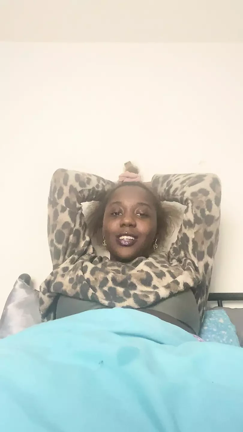 牙买加 gal cyan Twerking 的漂亮紧致小阴户 - 舞厅酒肚像印度人一样跳舞