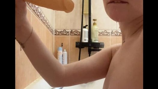 A teen teaches her friend how to suck in bath