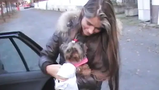 Güzel Avrupalı genç kız evde sikişmeden önce açık havada yarak emiyor