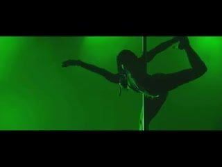 リアーナのストリップミュージックビデオ