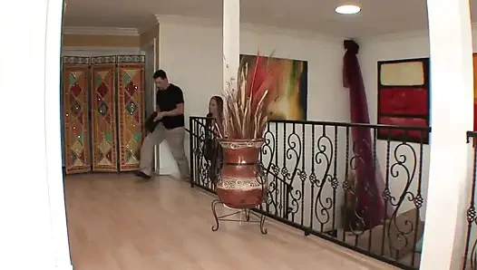 Dövmeli genç kız yaşlı adam tarafından sikiliyor