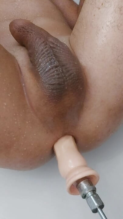 Je joue seul sous la douche anal gay fuckmachine  gros plan