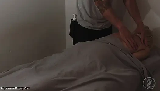 Azgın sarışın ev hanımı gerçek bir masaj alıyor
