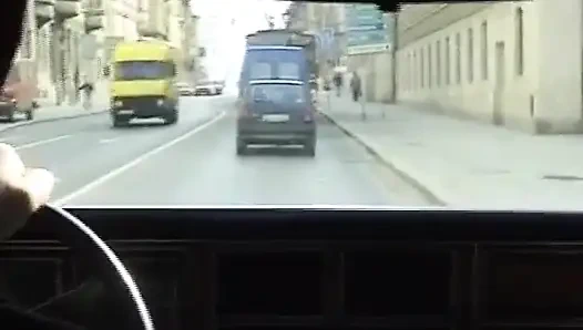 Она немецкая офисная секретарша, которая любит ублаговать своего босса в машине