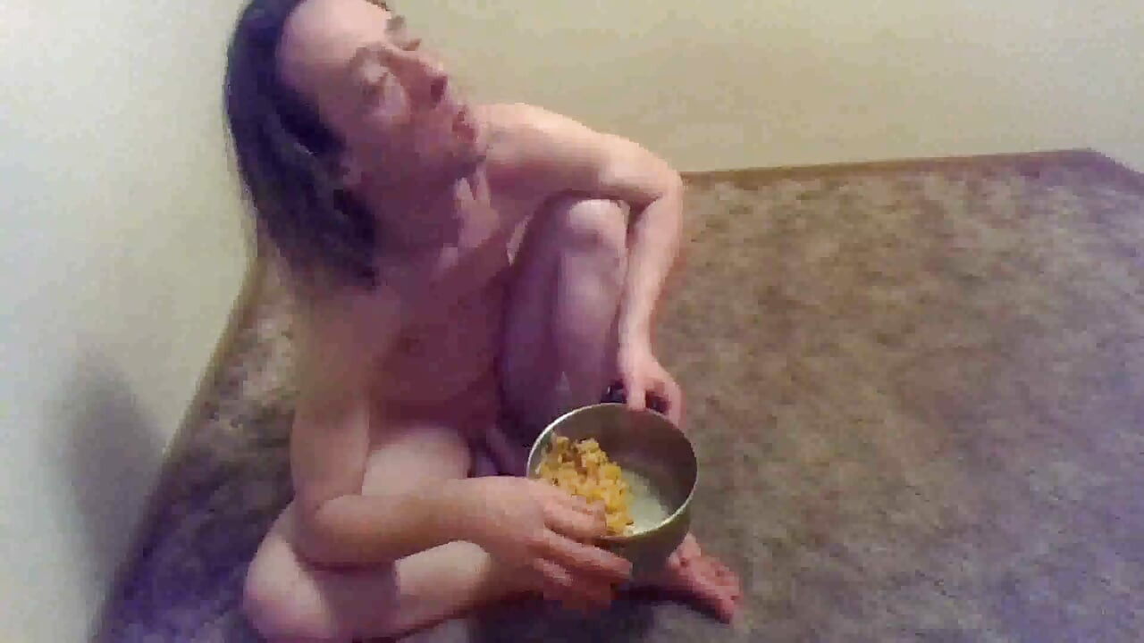 Meer cheesy pasta naakt eten; Butthole solo plaagt en beukt weer