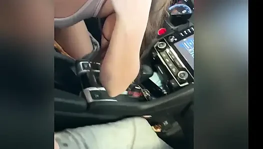 Abbie maleys autoritt wird zu einem parkplatz-blowjob