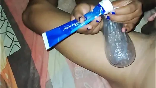 Üvey kız kardeş yarak emiyor sahte vajinasıyla sütümü boşaltmak istiyor