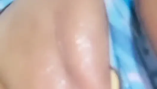 Ayah tiriku mergokin aku lagi masturbasi
