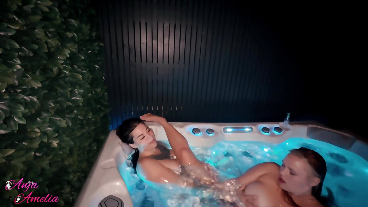 Meninas só querem se divertir na banheira de hidromassagem!