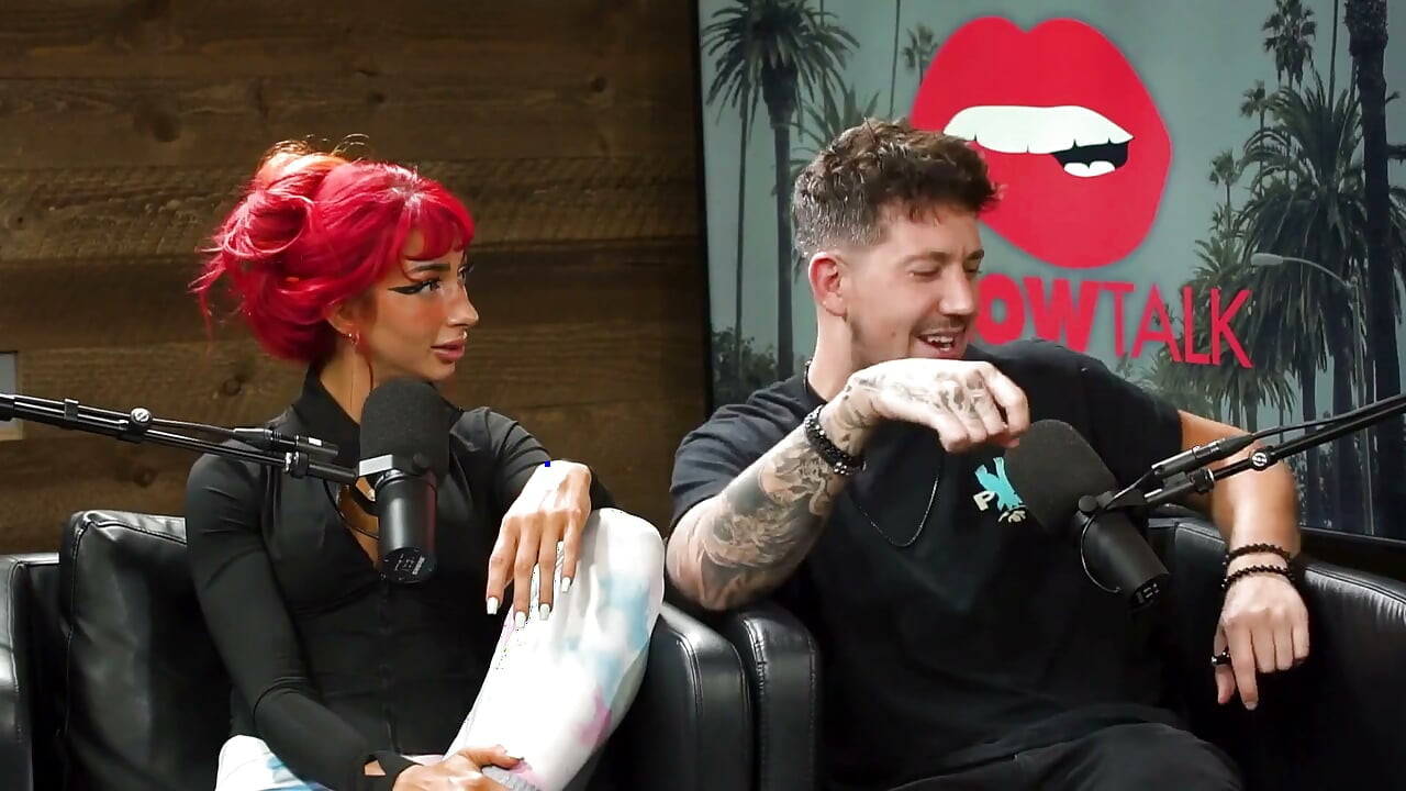 Lexy Panterra rebola a bunda no estúdio do podcast!