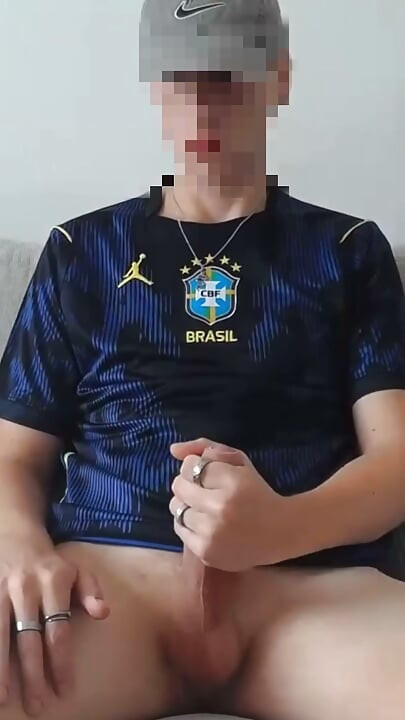 Irmão safado é flagrado batendo punheta depois do treino de futebol