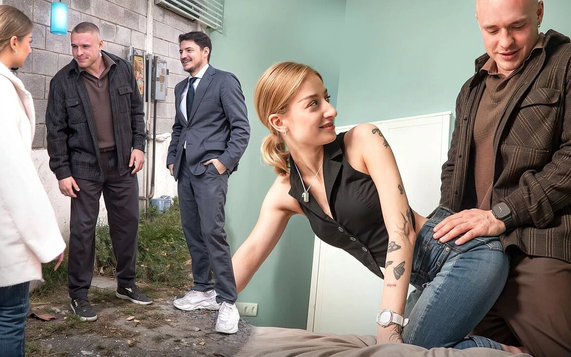 房地产经纪人在看房子时狠狠地操年轻的妻子, 而她的绿帽老公在工作!