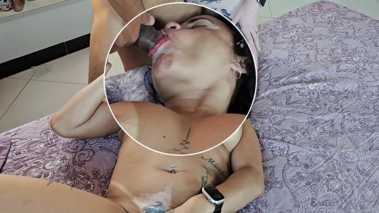 Mój przyjaciel pieprzy tyłek moich żon po raz pierwszy jeden z nich tryska w twarz