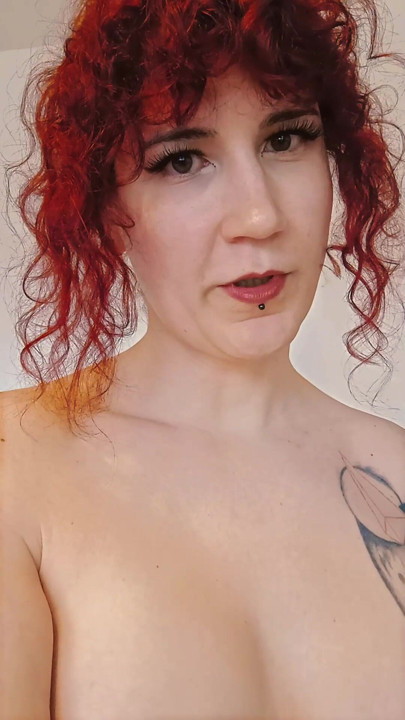 Bonita trans ruiva dommy mamãe mostrando seus piercings