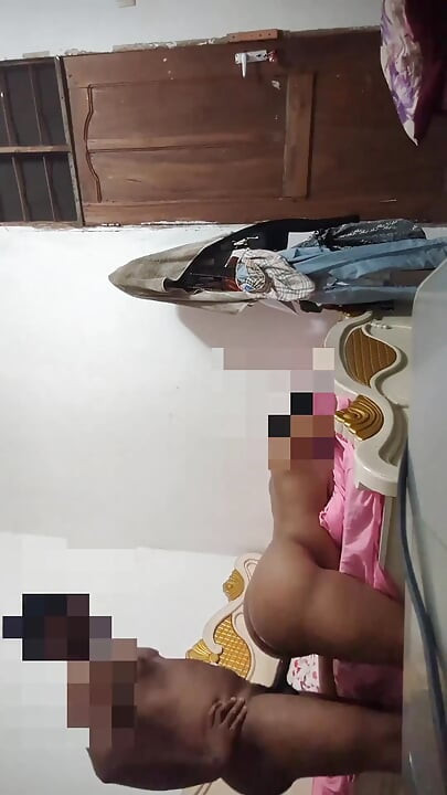 dur al unei fete fierbinți în pat - Ea este FOC