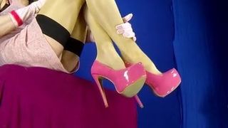 Loira de vestido rosa para fãs de fetiche por pés