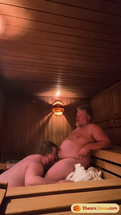 それは蒸気の中で見知らぬ人たちの視線から始まった...