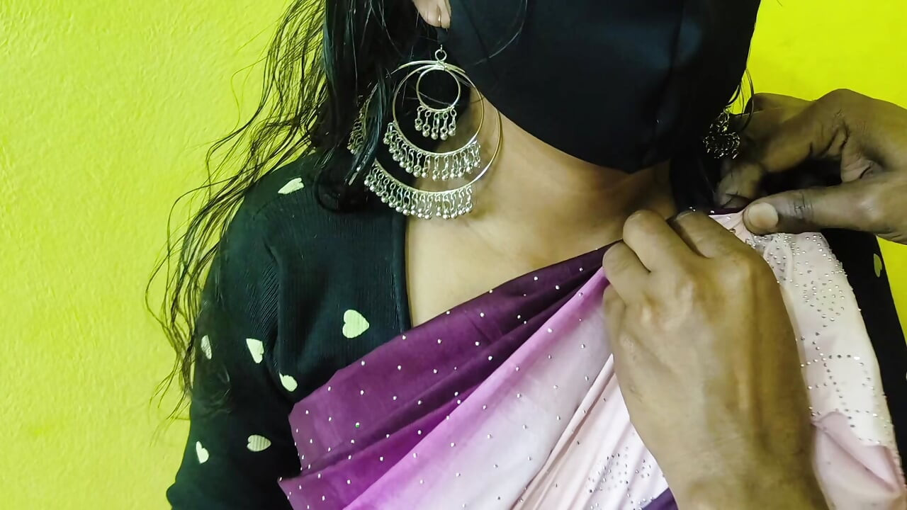 性感繼妹在臥室換衣服時被好色繼兄抓到，並在角色扮演BDSM中被操