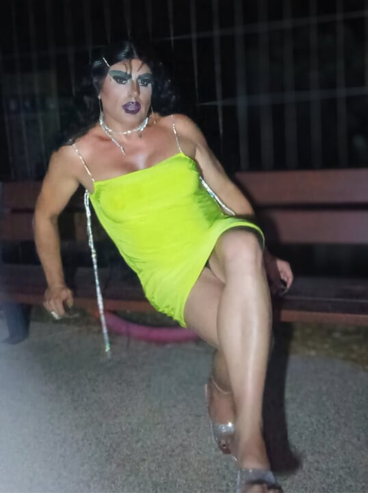 Prekrasna zrela kurva transvestit puši, pravi striptiz i svršava u parku