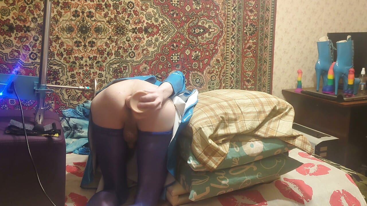 Sissy having hard deep anal sex with a fuck machine amateur