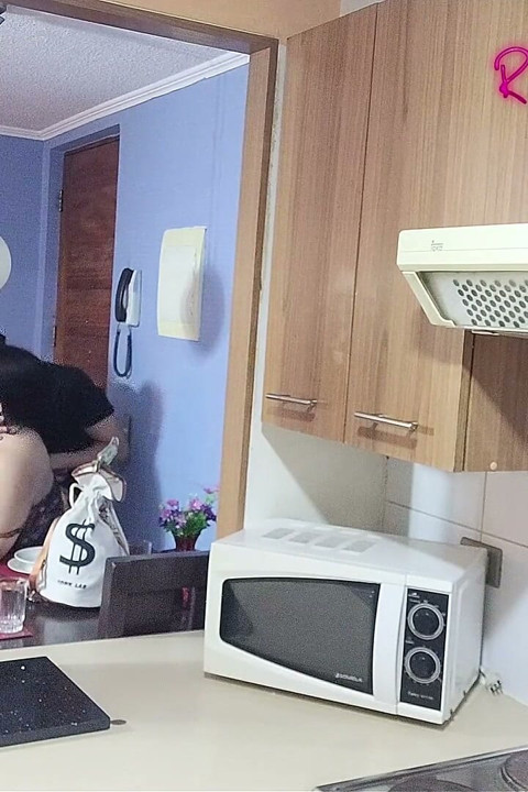 粉丝视频：一个戴面具的年轻人在厨房操我