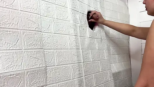 Gloryhole: Er schmilzt, als hätte er auf sie gewartet.