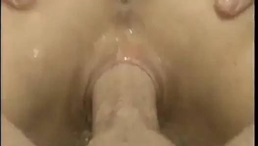 Siyah çoraplı orta yaşlı seksi kadın zevki içine almak için bacaklarını açıyor