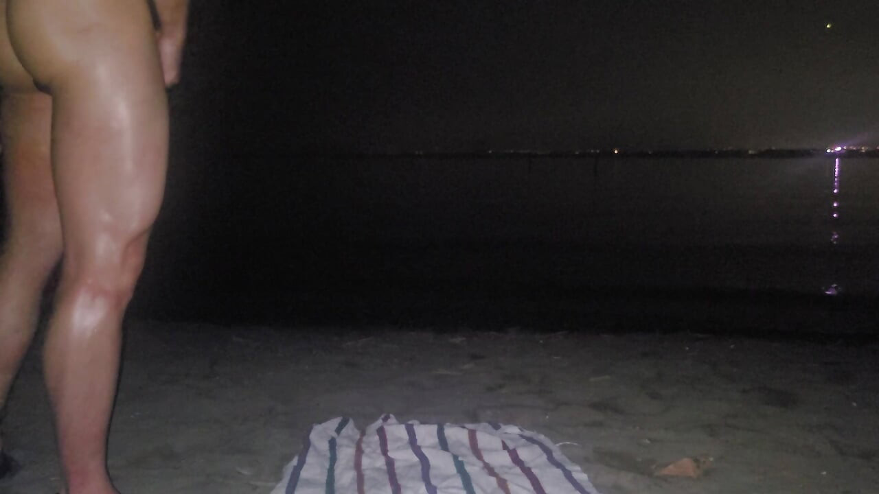 exposed on nude beach and piss on myself
