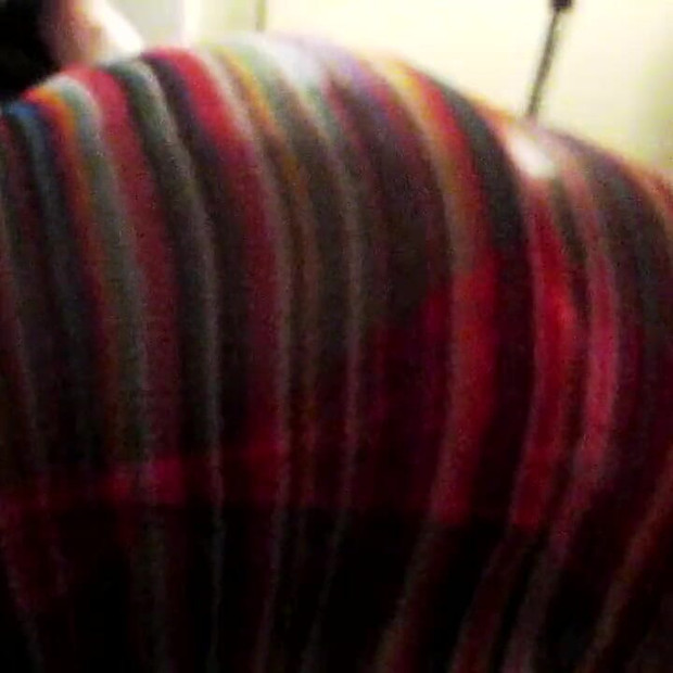 La coquine Diana se fait tirer sa culotte rouge préférée sur le côté