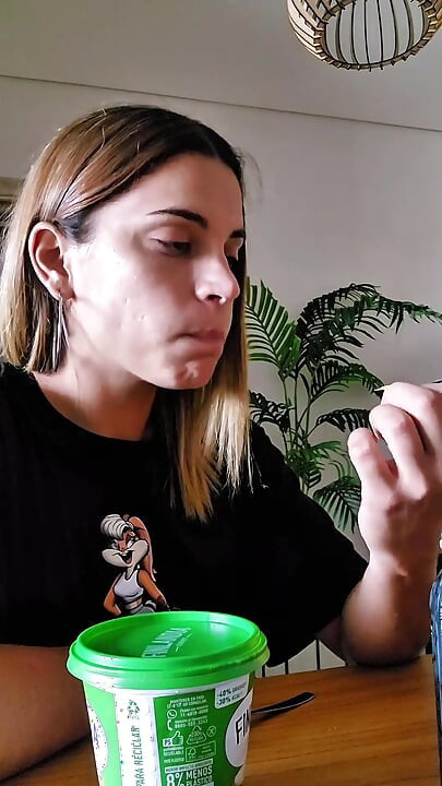 Porno videoları çektikten sonra ev arkadaşımla atıştırmalık yaptık!