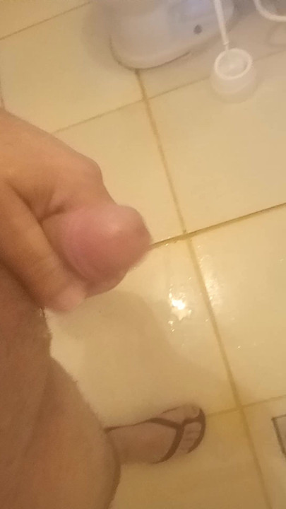 Sikime tükürüyorum ve işedim