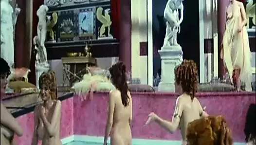 Калигула. Сцена из фильма. Красивые девушки моются в бане
