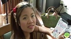 Questa culona asiatica sta facendo un video fatto in casa con il suo sex toy