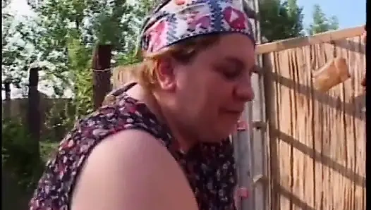 Cewek tetek besar menyepong dong pria di luar ruangan dan menidurinya