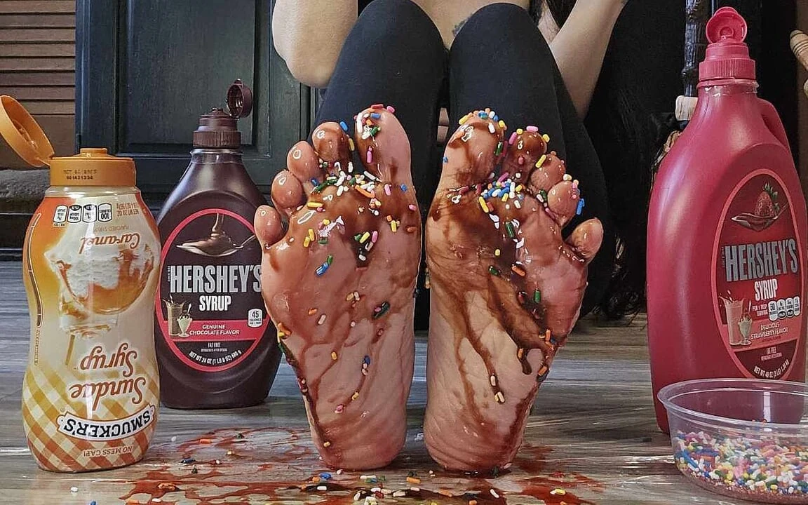 Siapa sih yang pengen es krim kalau kakiku semanis itu?