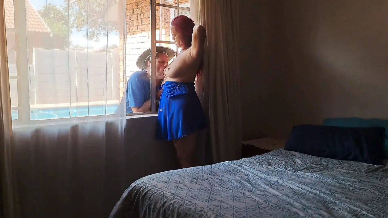 出轨人妻自慰被抓! 在丈夫工作的时候操泳池男孩