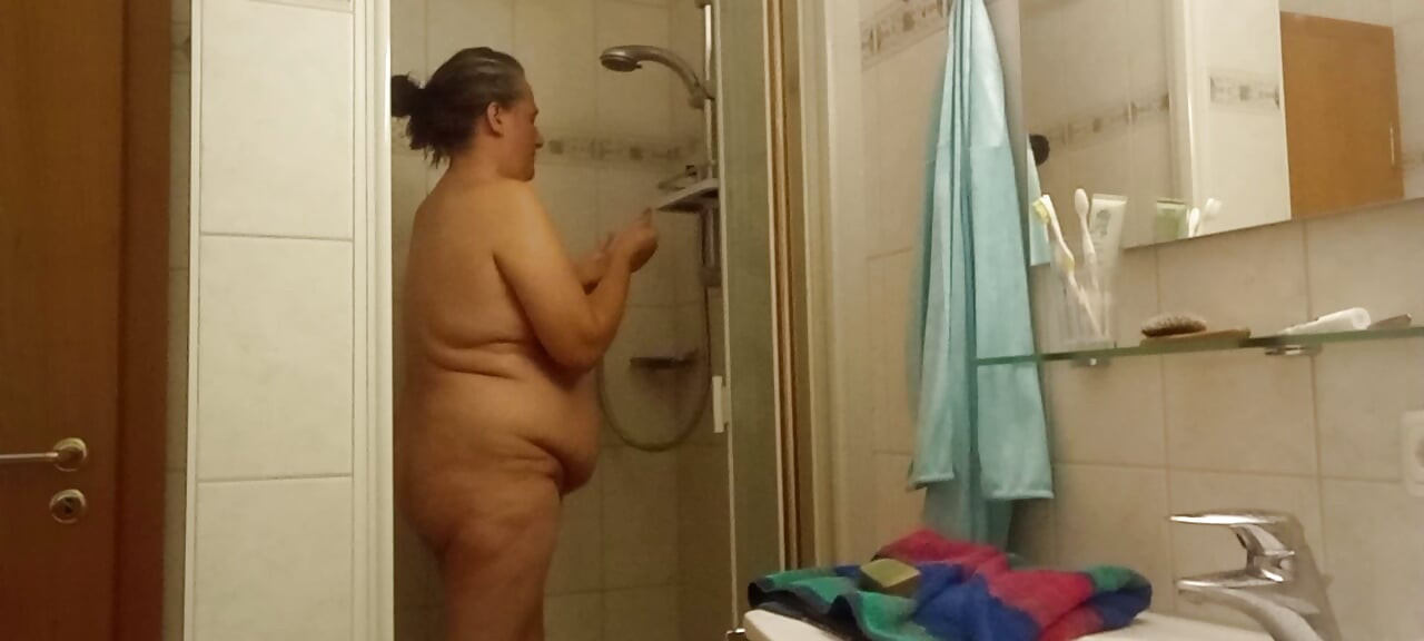 肥熟BBW洗澡，Eva Pur展示她的曲线 第一部