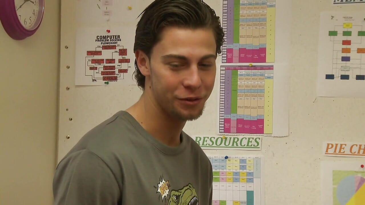 תינוקת אסייתית עם ציצים קטנים מקבלת את הכוס שלה מוקפץ על השולחן בלי חרטות