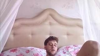 Dormitorio masturbándose, mostrando el culo