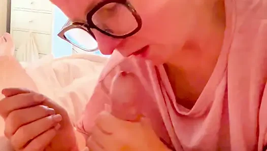 Sadece üvey anne sırılsıklam oluyor ve sikiliyor ve sonra sakso çekene kadar onu emiyor