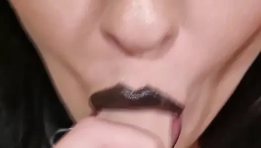 Tante seksi dengan lipstik hitam lagi asik merokok