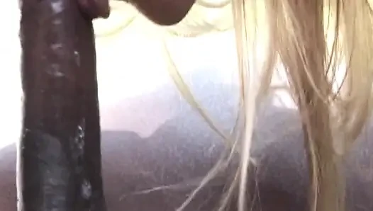 Blonde MILf nimmt pulsierenden bbc im freien tief in den hals, tropfend, schlampig