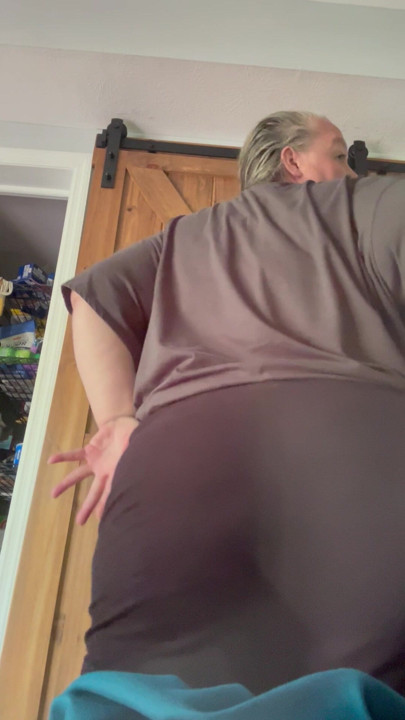 Slow reveal of a big ol booty wearing a thong