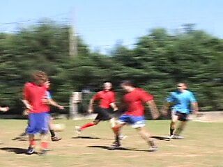Tre giocatori di calcio fanno un'orgia di sesso bollente dopo la partita e si scopano e si succhiano a vicenda