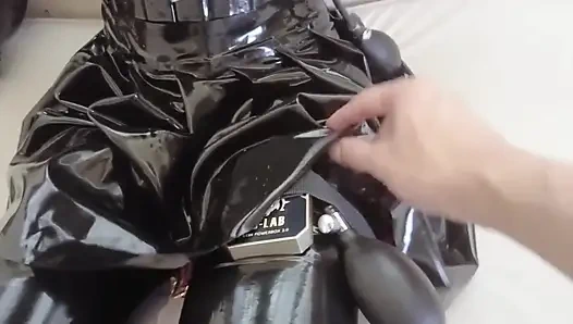 Mz24 - ein mädchen, das an ein Laufband mit Metalleinschränken und Fußfesseln gefesselt ist