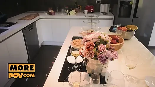 Скрытая маскировка официанта приводит к двойному минету с Lily и Jadilica
